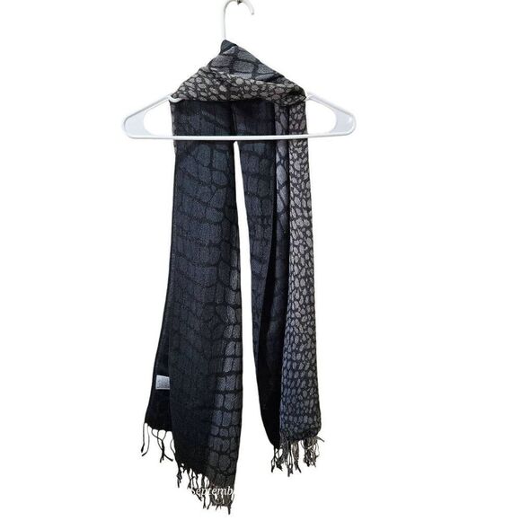 Gray and black scarf - Picture 4 of 8